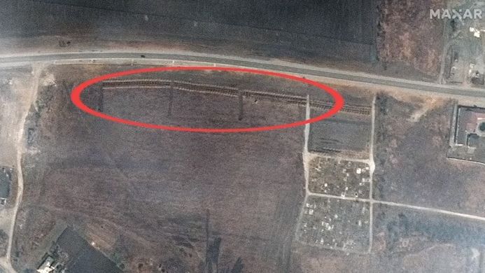 Záběry ze satelitu ukazují, jak u Mariupolu rychle přibývá masových hrobů